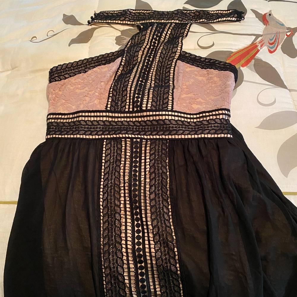 Beautiful Venus halter dress.. hits right above the knee. XL fits size 14.